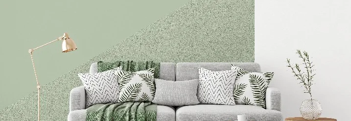 Wohnzimmer mit grüner Wand und Sofa